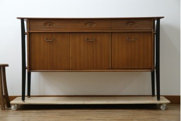 イギリスビンテージ　nathan(ネイサン)社　希少モデル!　チーク材　スタイリッシュなサイドボード　(R-065849)