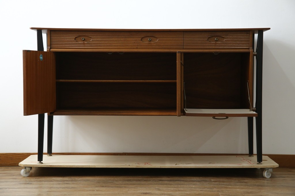 イギリスビンテージ　nathan(ネイサン)社　希少モデル!　チーク材　スタイリッシュなサイドボード　(R-065849)