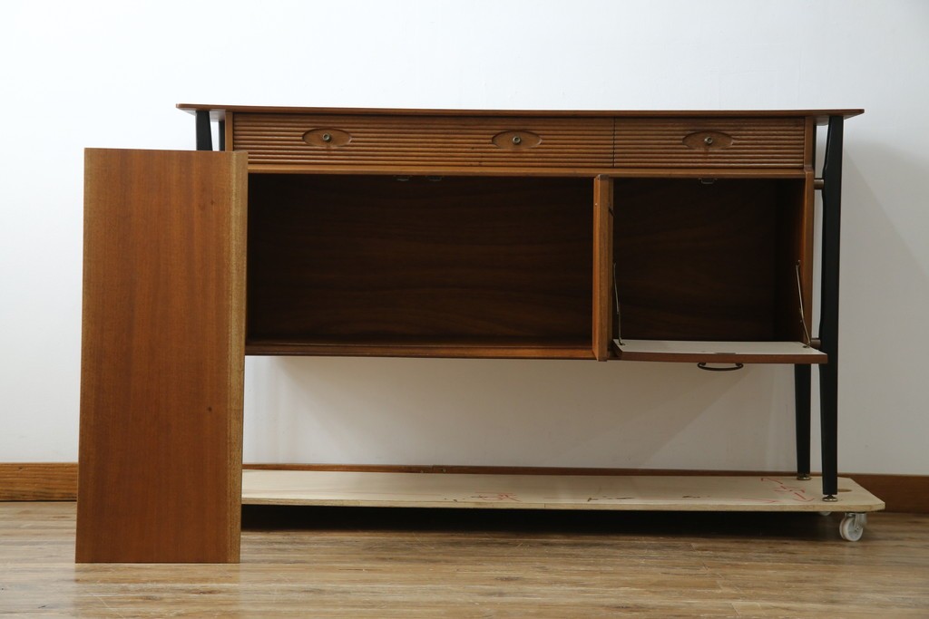 イギリスビンテージ　nathan(ネイサン)社　希少モデル!　チーク材　スタイリッシュなサイドボード　(R-065849)