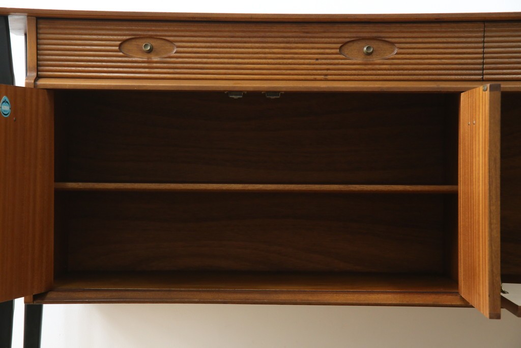 イギリスビンテージ　nathan(ネイサン)社　希少モデル!　チーク材　スタイリッシュなサイドボード　(R-065849)