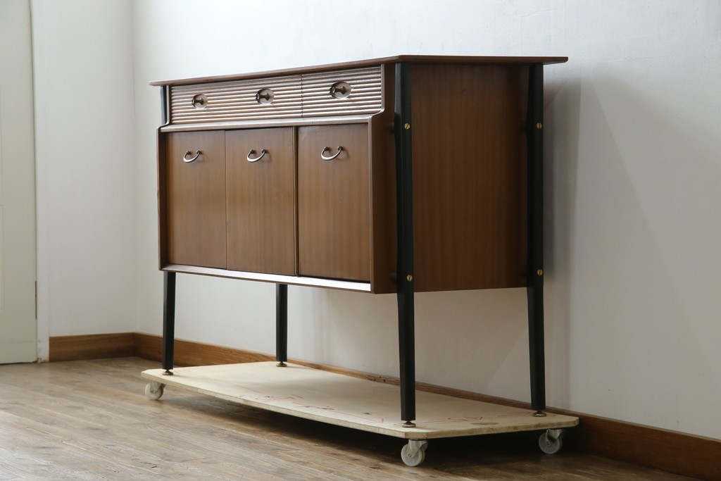 イギリスビンテージ　nathan(ネイサン)社　希少モデル!　チーク材　スタイリッシュなサイドボード　(R-065849)