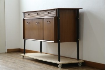 イギリスビンテージ　nathan(ネイサン)社　希少モデル!　チーク材　スタイリッシュなサイドボード　(R-065849)