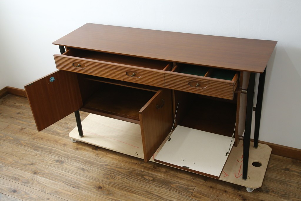 イギリスビンテージ　nathan(ネイサン)社　希少モデル!　チーク材　スタイリッシュなサイドボード　(R-065849)