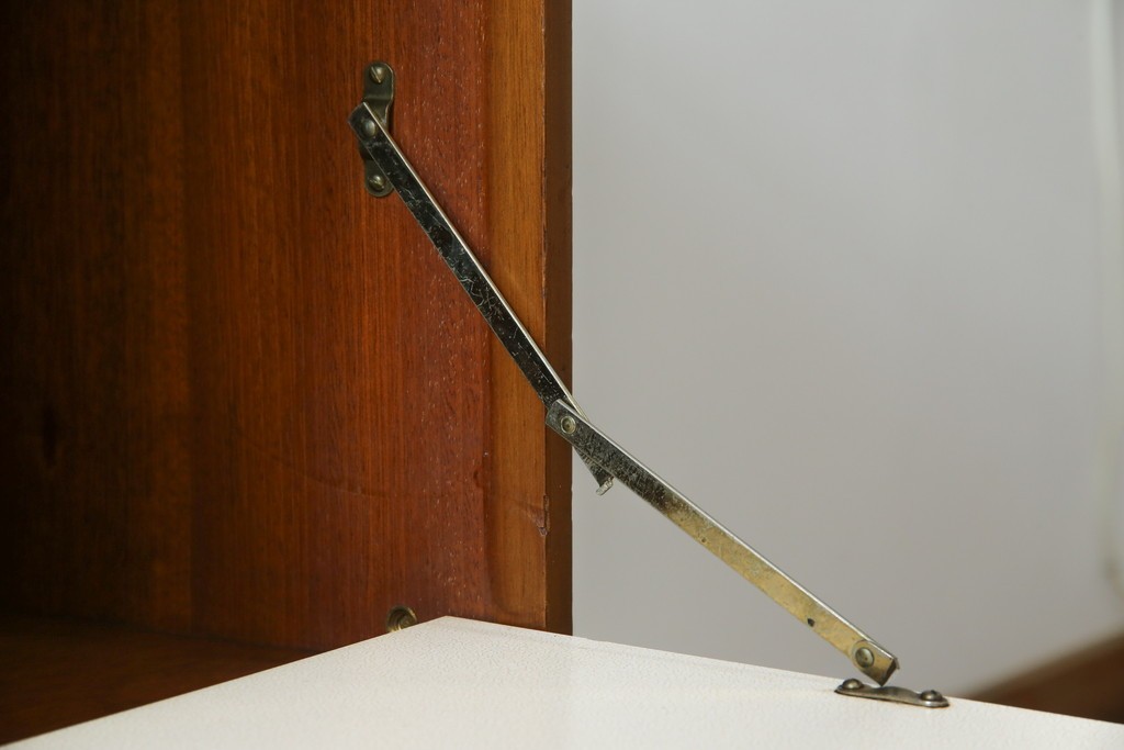 イギリスビンテージ　nathan(ネイサン)社　希少モデル!　チーク材　スタイリッシュなサイドボード　(R-065849)