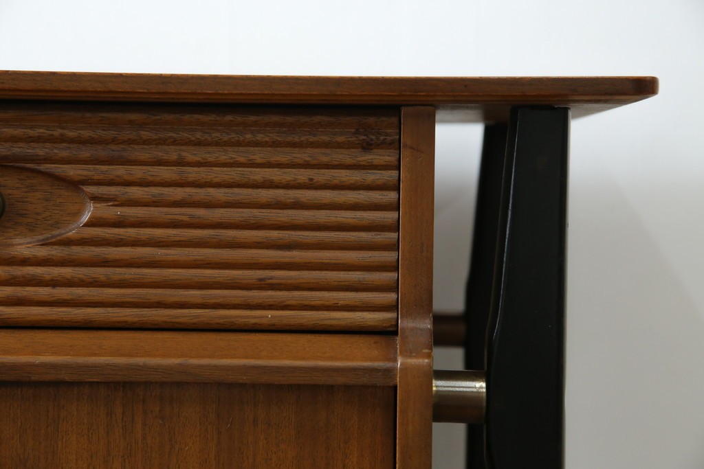 イギリスビンテージ　nathan(ネイサン)社　希少モデル!　チーク材　スタイリッシュなサイドボード　(R-065849)