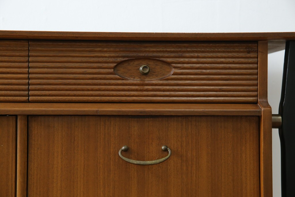 イギリスビンテージ　nathan(ネイサン)社　希少モデル!　チーク材　スタイリッシュなサイドボード　(R-065849)