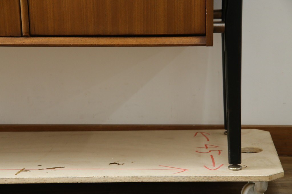 イギリスビンテージ　nathan(ネイサン)社　希少モデル!　チーク材　スタイリッシュなサイドボード　(R-065849)