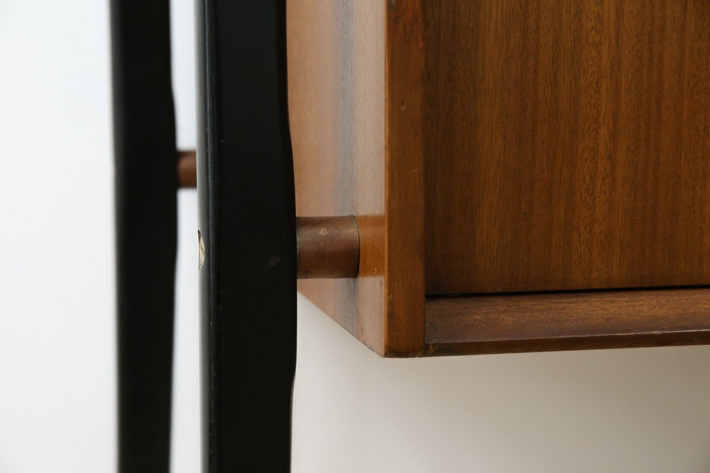 イギリスビンテージ　nathan(ネイサン)社　希少モデル!　チーク材　スタイリッシュなサイドボード　(R-065849)