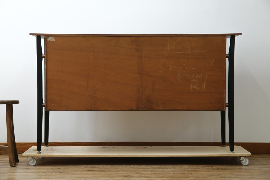 イギリスビンテージ　nathan(ネイサン)社　希少モデル!　チーク材　スタイリッシュなサイドボード　(R-065849)