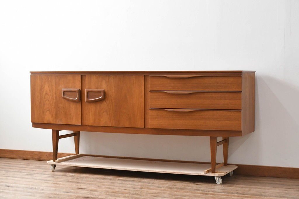 イギリスビンテージ　チーク材　北欧スタイルにおすすめ!!優しい木の温もり溢れるサイドボード　(R-065852)