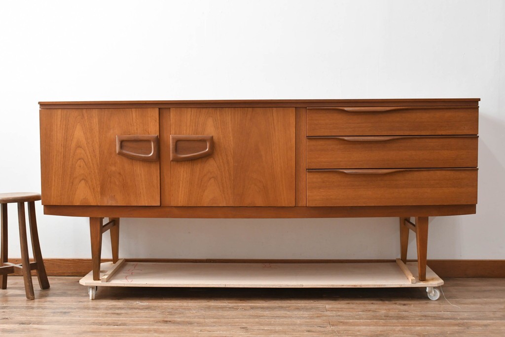 イギリスビンテージ　チーク材　北欧スタイルにおすすめ!!優しい木の温もり溢れるサイドボード　(R-065852)