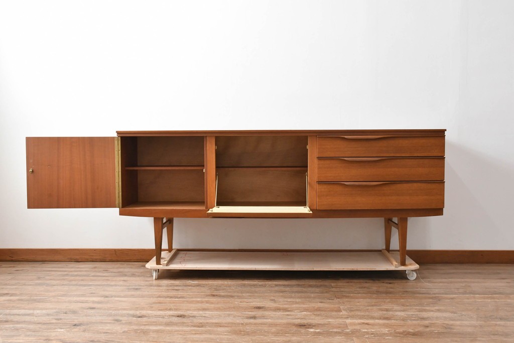 イギリスビンテージ　チーク材　北欧スタイルにおすすめ!!優しい木の温もり溢れるサイドボード　(R-065852)