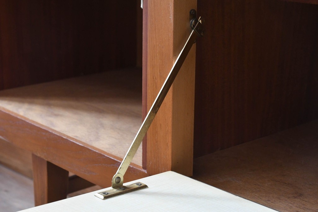 イギリスビンテージ　チーク材　北欧スタイルにおすすめ!!優しい木の温もり溢れるサイドボード　(R-065852)