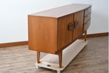 イギリスビンテージ　チーク材　北欧スタイルにおすすめ!!優しい木の温もり溢れるサイドボード　(R-065852)