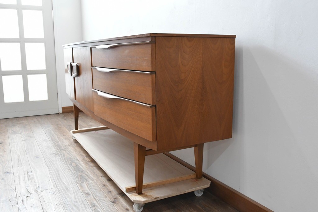 イギリスビンテージ　チーク材　北欧スタイルにおすすめ!!優しい木の温もり溢れるサイドボード　(R-065852)