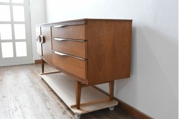 イギリスビンテージ　チーク材　北欧スタイルにおすすめ!!優しい木の温もり溢れるサイドボード　(R-065852)