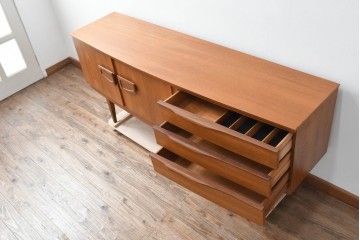 イギリスビンテージ　チーク材　北欧スタイルにおすすめ!!優しい木の温もり溢れるサイドボード　(R-065852)