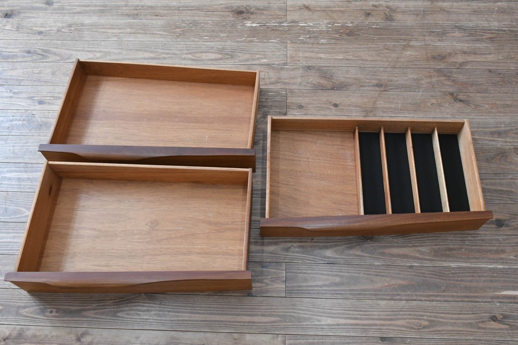 イギリスビンテージ　チーク材　北欧スタイルにおすすめ!!優しい木の温もり溢れるサイドボード　(R-065852)