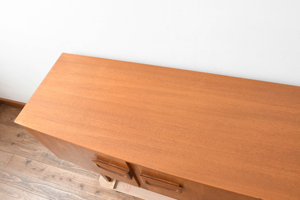 イギリスビンテージ　チーク材　北欧スタイルにおすすめ!!優しい木の温もり溢れるサイドボード　(R-065852)