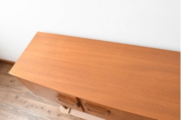 イギリスビンテージ　チーク材　北欧スタイルにおすすめ!!優しい木の温もり溢れるサイドボード　(R-065852)