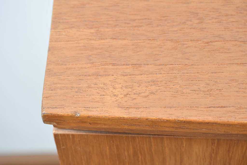 イギリスビンテージ　チーク材　北欧スタイルにおすすめ!!優しい木の温もり溢れるサイドボード　(R-065852)