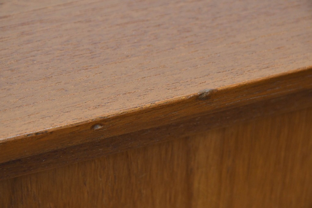 イギリスビンテージ　チーク材　北欧スタイルにおすすめ!!優しい木の温もり溢れるサイドボード　(R-065852)