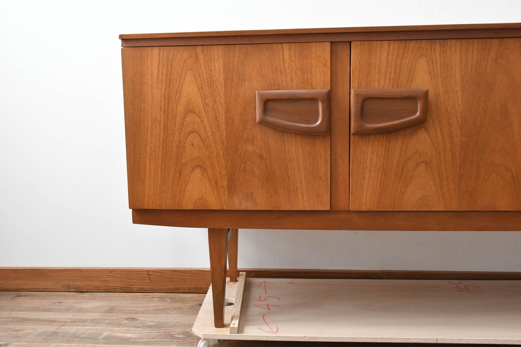 イギリスビンテージ　チーク材　北欧スタイルにおすすめ!!優しい木の温もり溢れるサイドボード　(R-065852)