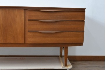 イギリスビンテージ　チーク材　北欧スタイルにおすすめ!!優しい木の温もり溢れるサイドボード　(R-065852)