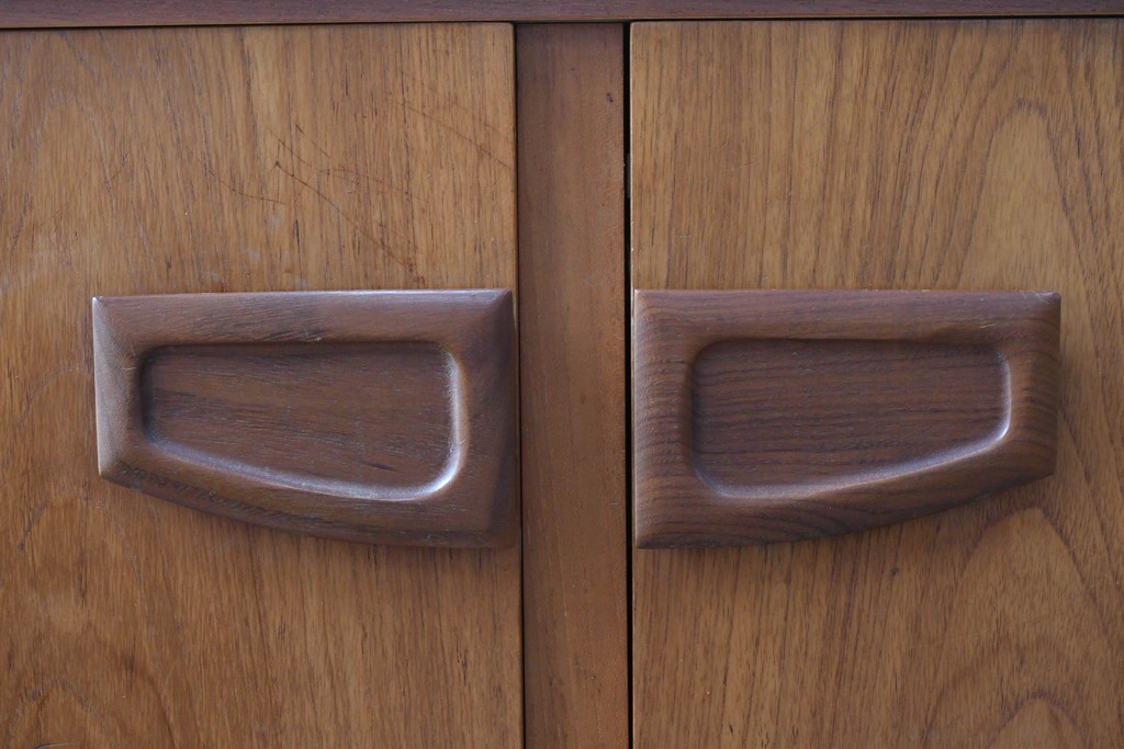 イギリスビンテージ　チーク材　北欧スタイルにおすすめ!!優しい木の温もり溢れるサイドボード　(R-065852)