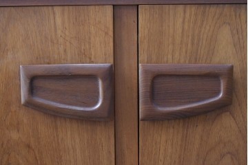 イギリスビンテージ　チーク材　北欧スタイルにおすすめ!!優しい木の温もり溢れるサイドボード　(R-065852)