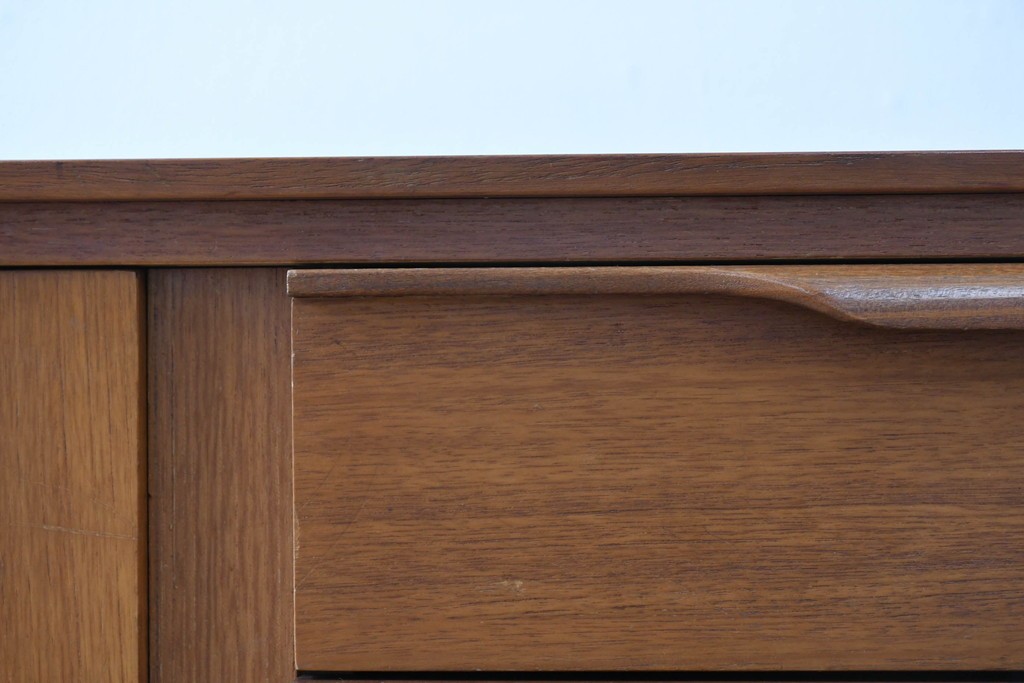 イギリスビンテージ　チーク材　北欧スタイルにおすすめ!!優しい木の温もり溢れるサイドボード　(R-065852)