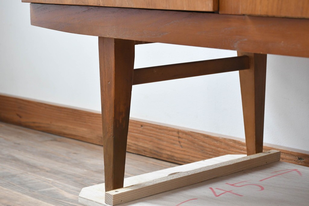 イギリスビンテージ　チーク材　北欧スタイルにおすすめ!!優しい木の温もり溢れるサイドボード　(R-065852)