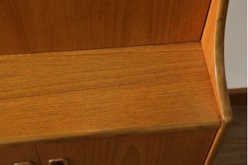 イギリスビンテージ　G-PLAN(ジープラン)　洗練されたデザインが美しいサイドキャビネット(サイドボード、戸棚、収納棚、ヴィンテージ、北欧、英国)(R-065854)