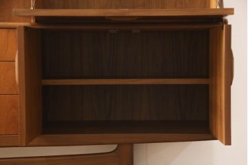 イギリスビンテージ　G-PLAN(ジープラン)　洗練されたデザインが美しいサイドキャビネット(サイドボード、戸棚、収納棚、ヴィンテージ、北欧、英国)(R-065855)