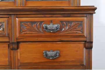 イギリスアンティーク　Lloyd’s Antiques(ロイズ・アンティークス)取り扱い　マホガニー材　随所に施された装飾が光るステンドグラスブックケース(キャビネット、食器棚、本箱、カップボード、収納棚、戸棚、英国)(R-065858)