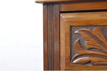 イギリスアンティーク　Lloyd’s Antiques(ロイズ・アンティークス)取り扱い　マホガニー材　随所に施された装飾が光るステンドグラスブックケース(キャビネット、食器棚、本箱、カップボード、収納棚、戸棚、英国)(R-065858)