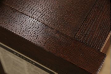 中古　美品　タモ材　整然と並ぶ縦桟が和モダンな雰囲気を醸し出す水屋箪笥サイドボード(サイドキャビネット、収納棚、戸棚、食器棚)(R-065866)
