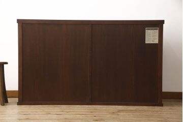中古　美品　タモ材　整然と並ぶ縦桟が和モダンな雰囲気を醸し出す水屋箪笥サイドボード(サイドキャビネット、収納棚、戸棚、食器棚)(R-065866)