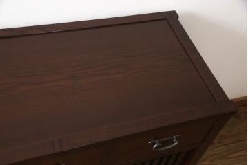 中古　美品　タモ材　重厚感のある佇まいが魅力の水屋箪笥サイドボード(サイドキャビネット、収納棚、戸棚、食器棚)(R-065867)