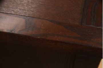 中古　美品　タモ材　重厚感のある佇まいが魅力の水屋箪笥サイドボード(サイドキャビネット、収納棚、戸棚、食器棚)(R-065867)