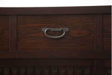 中古　美品　タモ材　重厚感のある佇まいが魅力の水屋箪笥サイドボード(サイドキャビネット、収納棚、戸棚、食器棚)(R-065867)