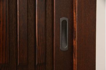 中古　美品　タモ材　重厚感のある佇まいが魅力の水屋箪笥サイドボード(サイドキャビネット、収納棚、戸棚、食器棚)(R-065867)