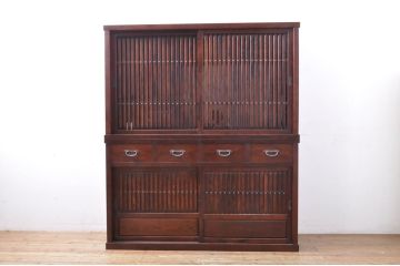 中古　美品　タモ材　整然と並ぶ縦桟が和モダンな雰囲気を醸し出す水屋箪笥サイドボード(サイドキャビネット、収納棚、戸棚、食器棚)(R-065868)
