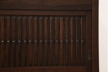 中古　美品　タモ材　整然と並ぶ縦桟が和モダンな雰囲気を醸し出す水屋箪笥サイドボード(サイドキャビネット、収納棚、戸棚、食器棚)(R-065868)