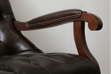 中古　美品　イギリス　Lloyd's Antiques(ロイズ・アンティークス)取り扱い　Carlton Chair(カールトンチェア)　上品でクラシカルな佇まいが魅力のアームチェア(サロンチェア、椅子、イス、英国)(R-065871)