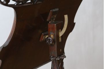イギリスアンティーク　マホガニー材　素晴らしい彫刻が目を惹く譜面台(譜面立、ミュージックスタンド、ブックレスト、書見台、レシピ台、英国)(R-065873)