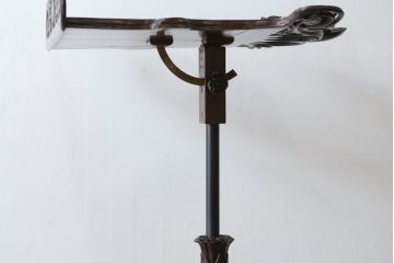 イギリスアンティーク　マホガニー材　素晴らしい彫刻が目を惹く譜面台(譜面立、ミュージックスタンド、ブックレスト、書見台、レシピ台、英国)(R-065873)