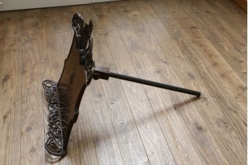 イギリスアンティーク　マホガニー材　素晴らしい彫刻が目を惹く譜面台(譜面立、ミュージックスタンド、ブックレスト、書見台、レシピ台、英国)(R-065873)