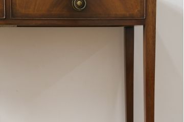 イギリスアンティーク　ウォールナット材　気品のあるクラシカルな佇まいが魅力のコンソールテーブル(サイドテーブル)(R-065876)