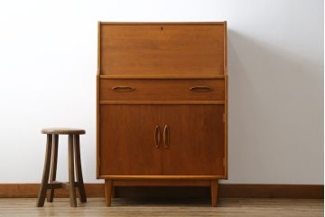 ヴィンテージ家具　北欧ビンテージ　チーク材　木の温もりとスタイリッシュで飽きのこないデザインが魅力のライティングビューロー(簿記机、在宅ワーク、在宅用デスク)(R-065877)
